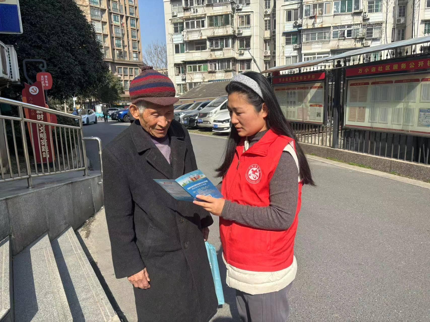 医保宣传进小区 报销流程全解析
