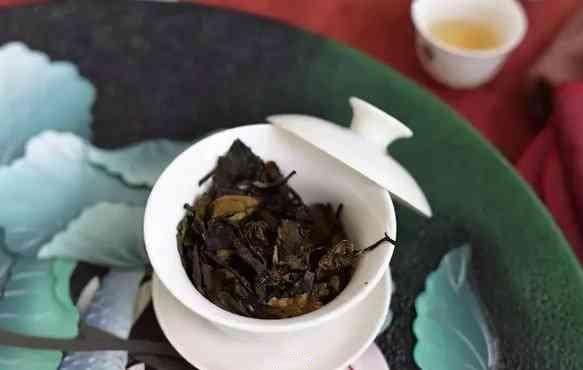 泡茶上面一层漂浮物是什么，揭秘茶叶表面的白色漂浮物是什么？