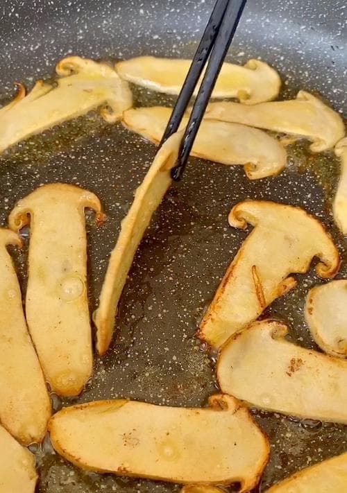 烤松茸大师的独门技巧（以香煎松茸菌为主题的丰盛佳肴）