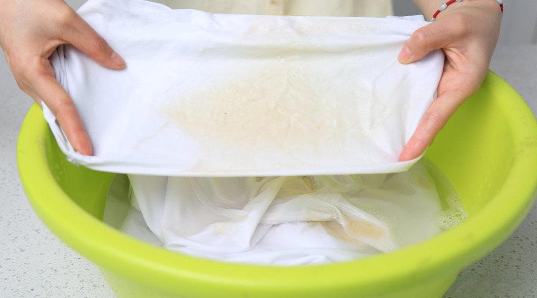 白衣服发黄、显脏怎么办？做了20年保姆的阿姨教你一招，干净如新