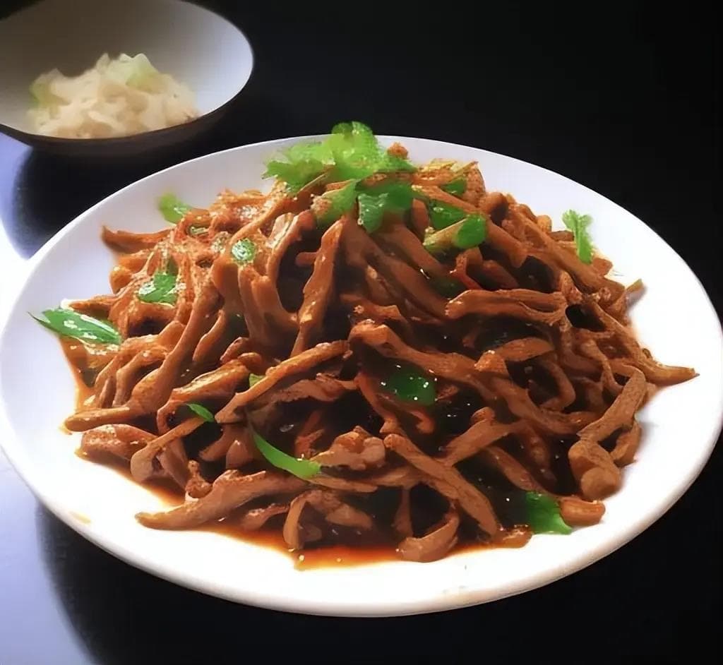 炒菜时油总是到处溅？三招教你轻松应对，让厨房保持整洁