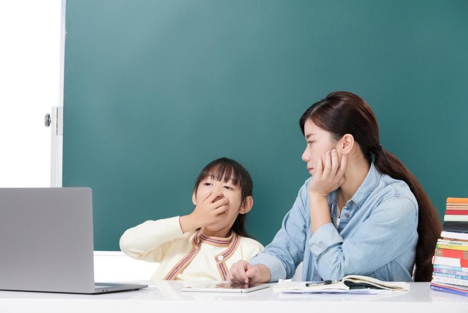 二年级8项作业7项需视频打卡，家长：负担重且易致手机依赖