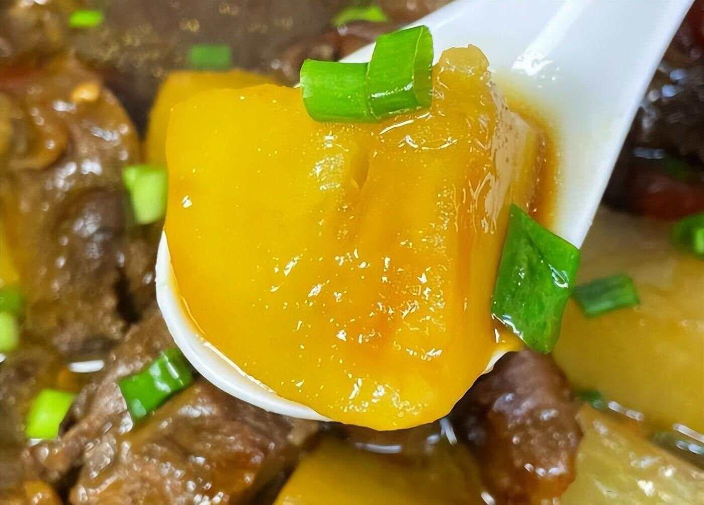 白萝卜焖牛腩：一道传统美食的制作与文化传承
