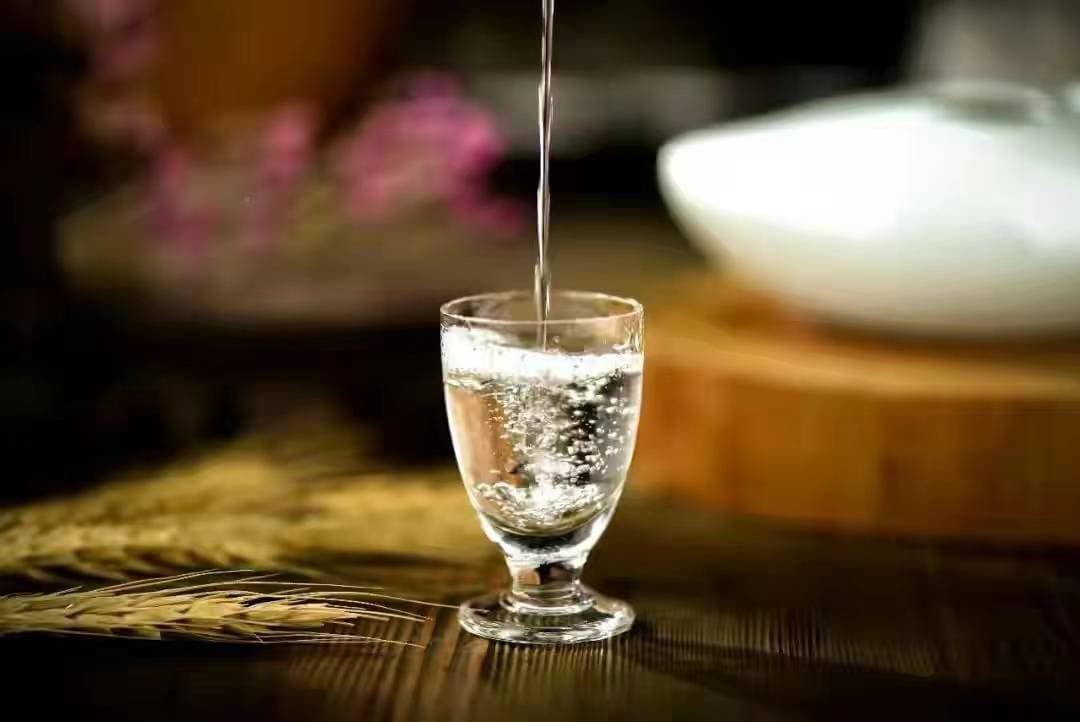 雨滴与生命的对话：余秀华诗歌赏析《雨落在窗外》