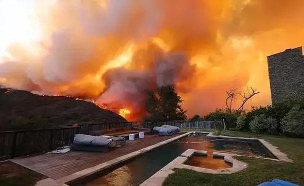 美国洛杉矶山火肆虐，死亡人数升至24人，城市面临“崩盘”危机