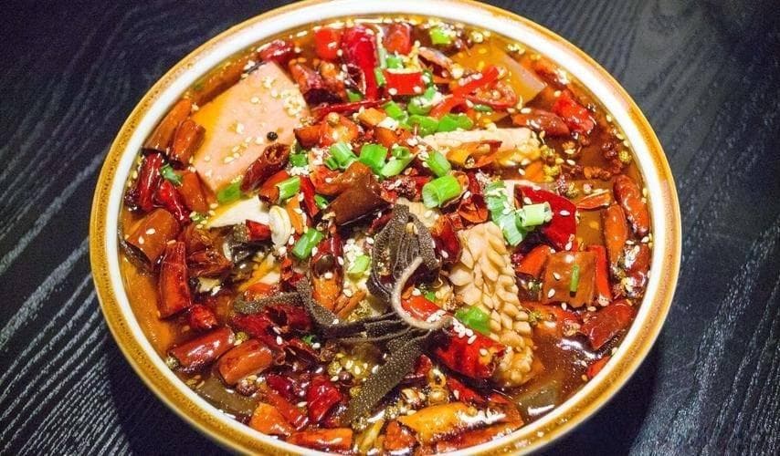 品味毛血旺：麻辣江湖中的传奇佳肴