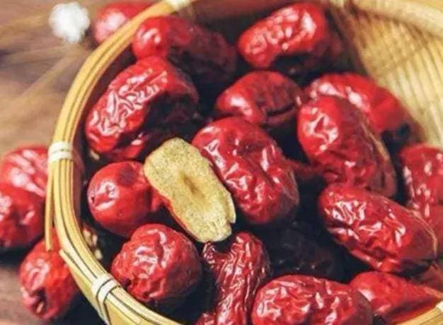 早起空腹吃红枣，坚持一段时间，或会收获6大好处