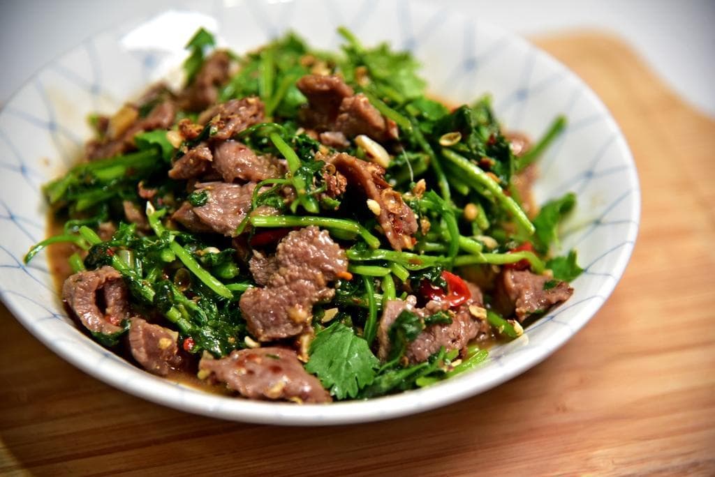 川味香菜炒牛肉食譜│大把香菜加上口感嫩滑牛肉，椒麻香辣入味下飯下酒兩相宜