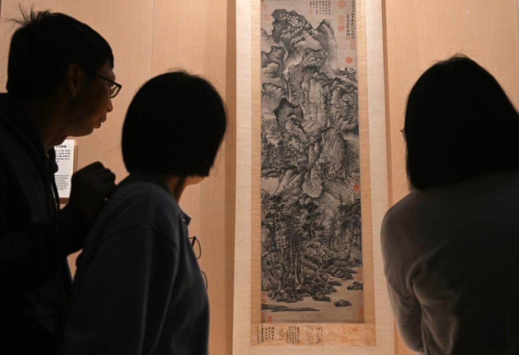 上海博物馆东馆书画馆开馆，展出多件国宝级书画珍品
