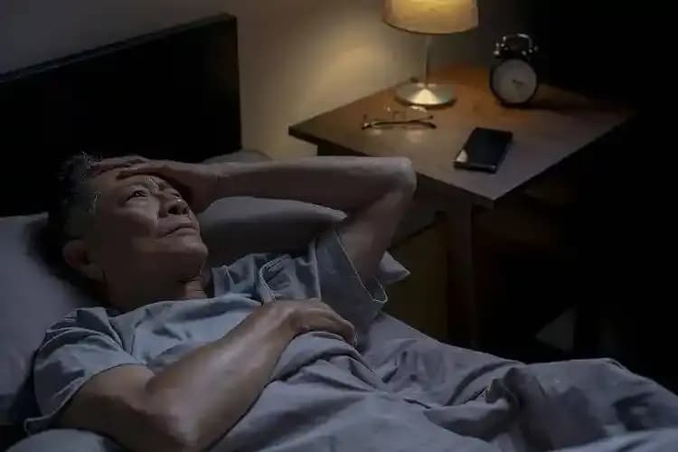 医生提醒：中老年人多喝这5种茶，宁心安神助睡眠，摆脱失眠困扰