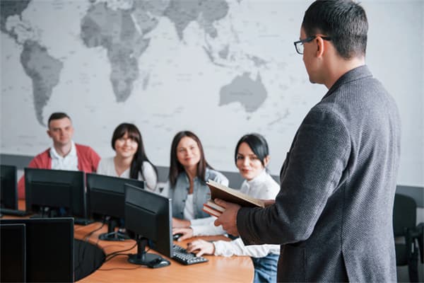 选择商务英语培训机构时需要注意哪些关键点？