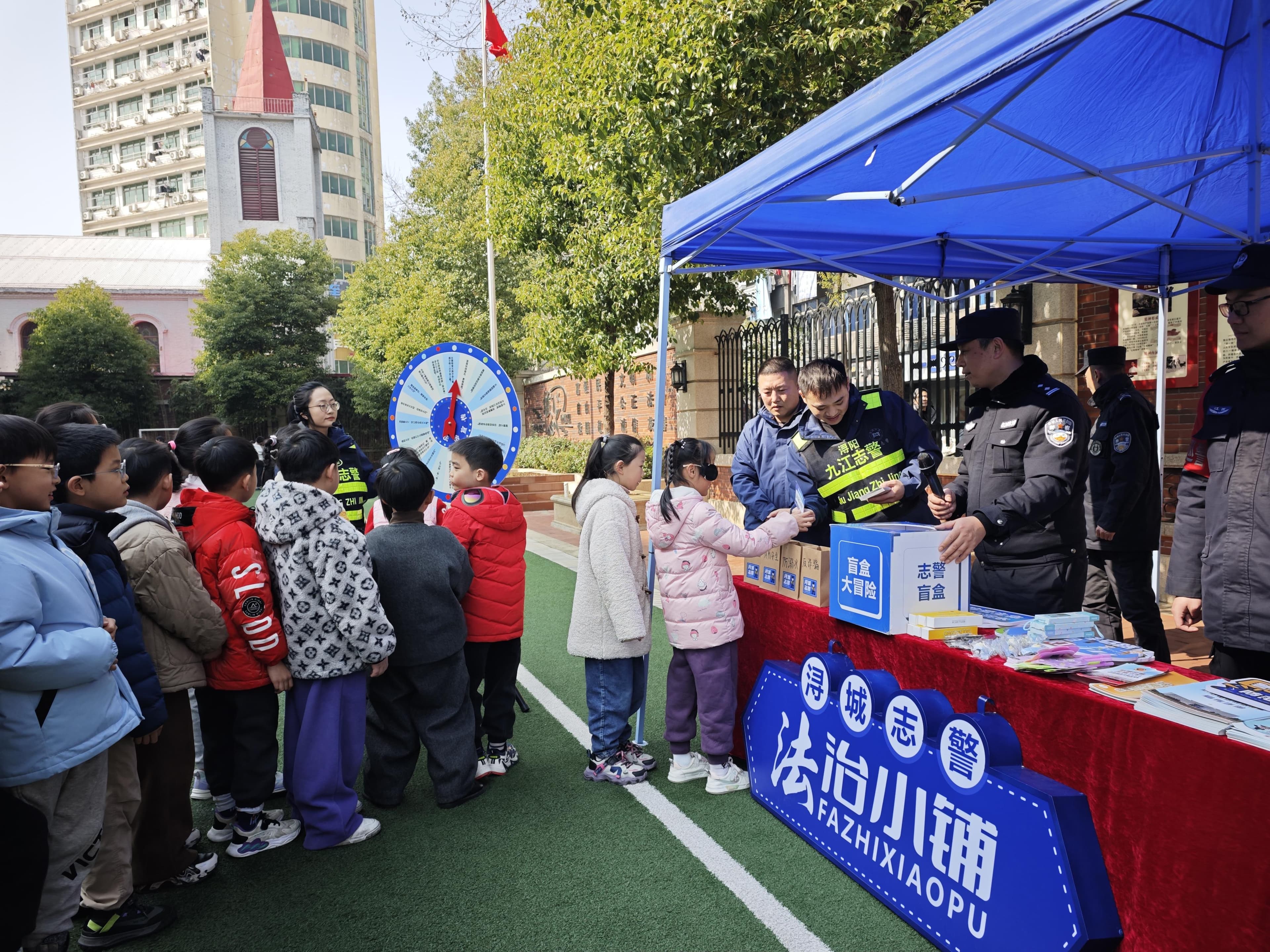 “法治小铺”进校园 趣味普法润童心——九江市双峰小学开展法治宣传创新活动