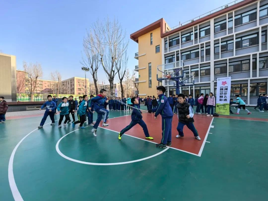 各地中小学改进体育教育：让年轻一代在运动中强意志、健身心