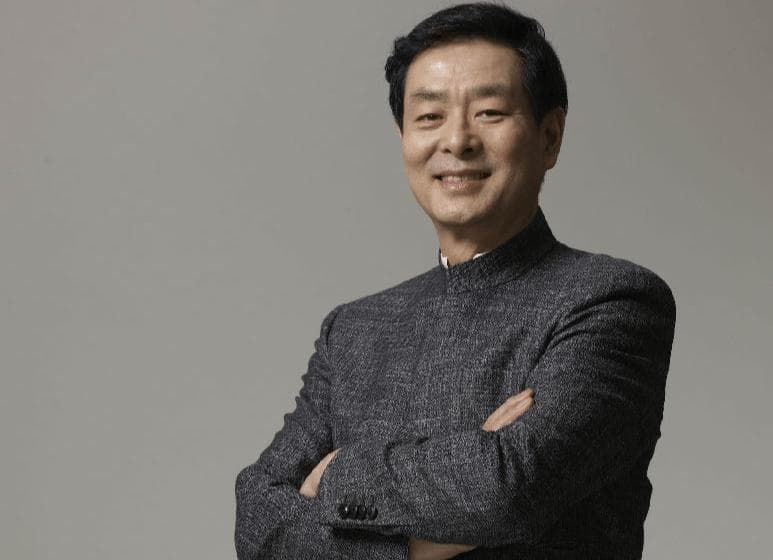 演员濮存昕：当红时急流勇退，几乎销声匿迹，是否是时代“抛弃”了他