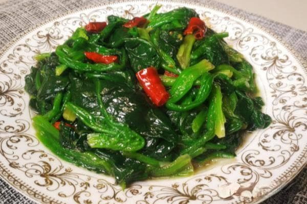 炒菠菜，这道菜看似简单，实则蕴含丰富营养与美味让人爱不释手