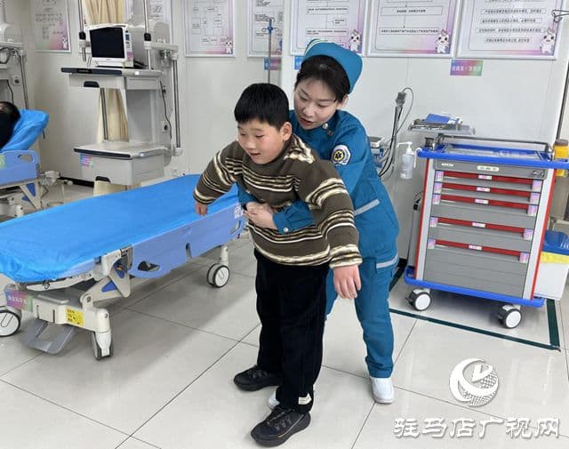 吃东西卡喉莫用土方法 海姆立克法正确施救指南