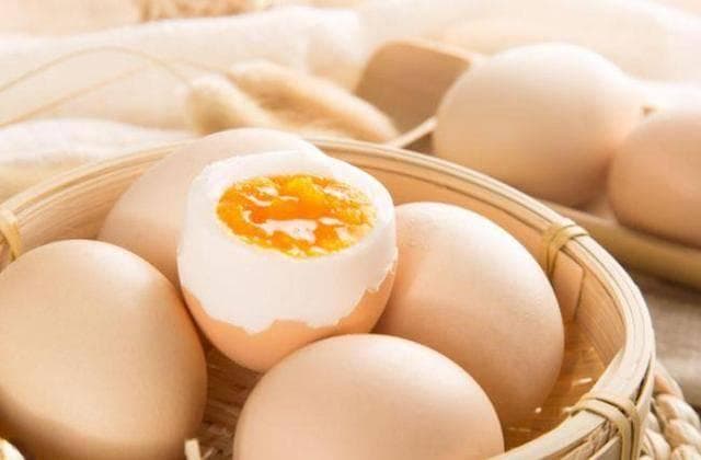 每天一个水煮蛋，是营养佳品还是心血管杀手？看完后就明白了