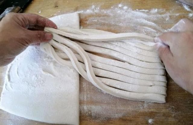 兰州拉面制作教程：面条拉制与汤底熬制完全指南