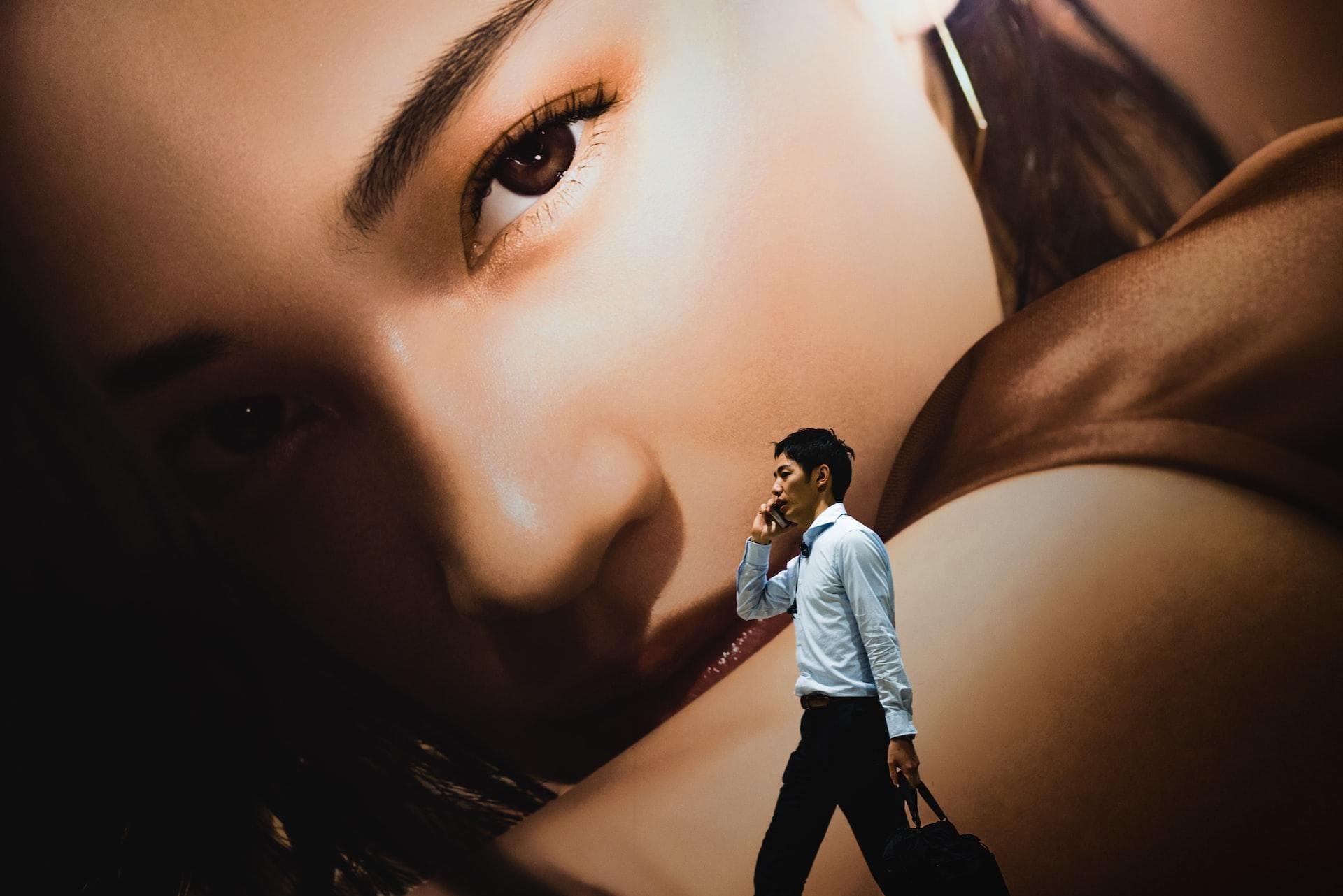 如何通过创新方法优化企业的人才培养策略？