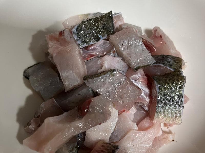 香辣鲈鱼烹饪教程：外酥里嫩的美味佳肴