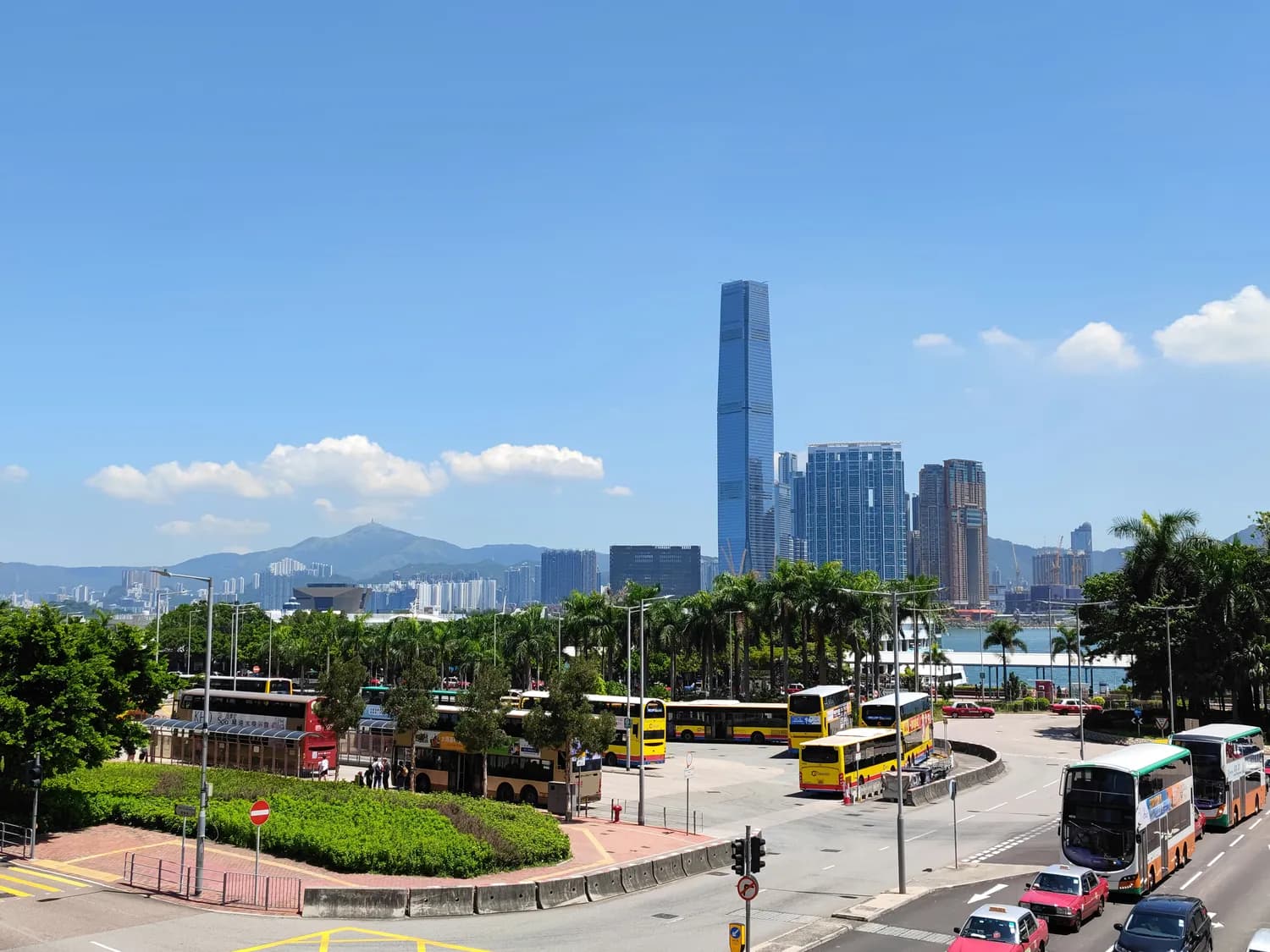 香港身份证换领启动：1970年后出生者明年5月起旧证失效
