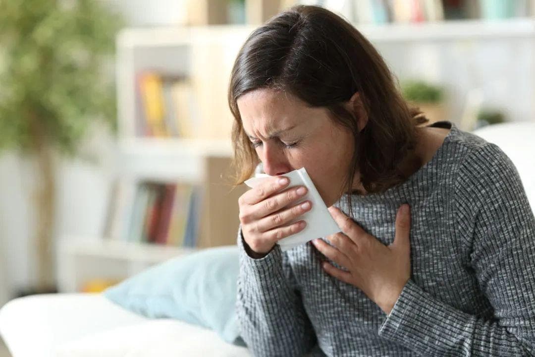 【中医知识】人体自带的“止咳开关”，咳了按一按，止咳还化痰！