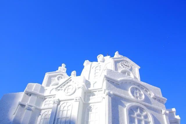 北海道的冬季景色如同一个雪白的仙境！参加札幌雪祭，尽情享受这场美丽的冬季盛宴！