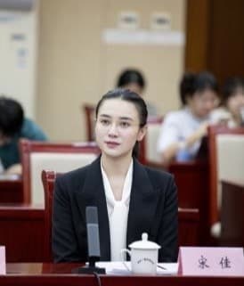 宋佳：用演技点亮“燃灯校长”的精神之光