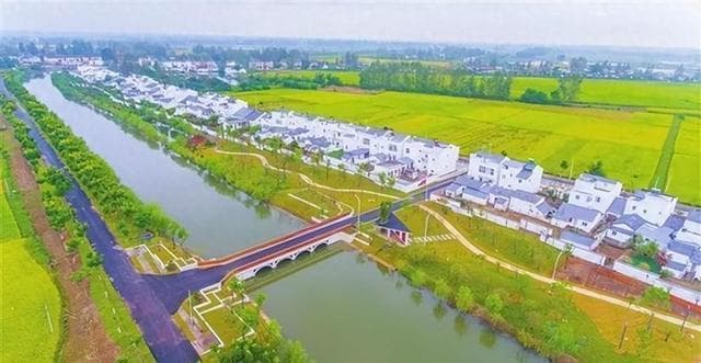 雷军背景之谜，父亲曾是小学教师后去教育局工作，去世后不修祖坟