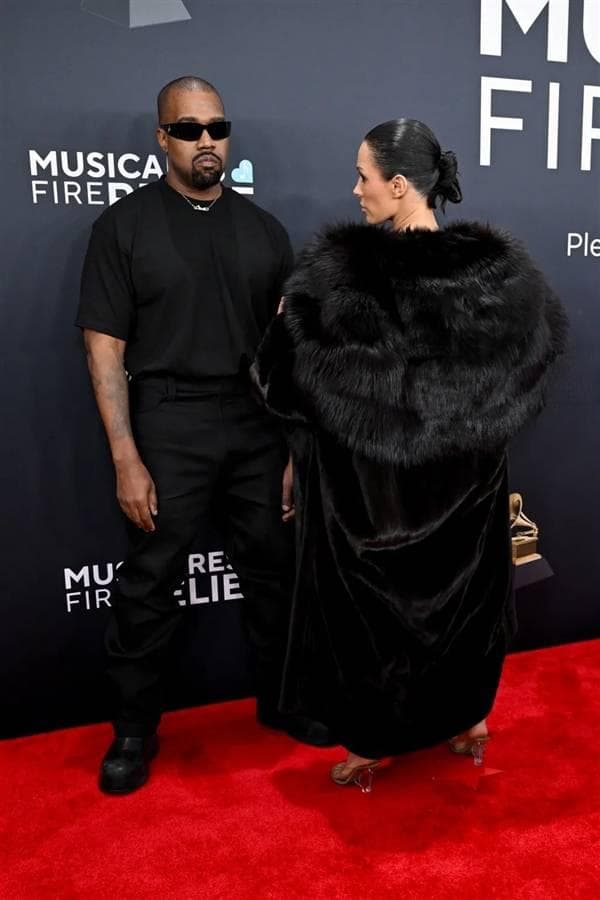格莱美红毯低调风，Kanye West夫妇大胆造型成焦点