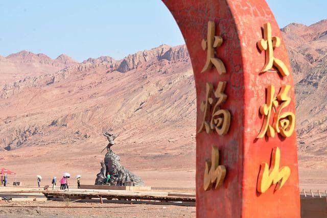 西游记中的火焰山在哪里？《西游记》奇景再现，新疆瑰宝等你探寻