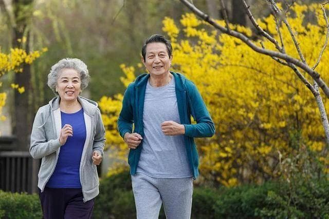 早起晨练不如睡懒觉？医生告诫：晨练3个“避免”需谨记