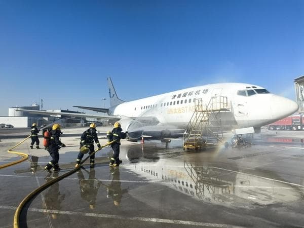 济南机场开展航空器起火应急救援演练 提升消防队伍实战能力