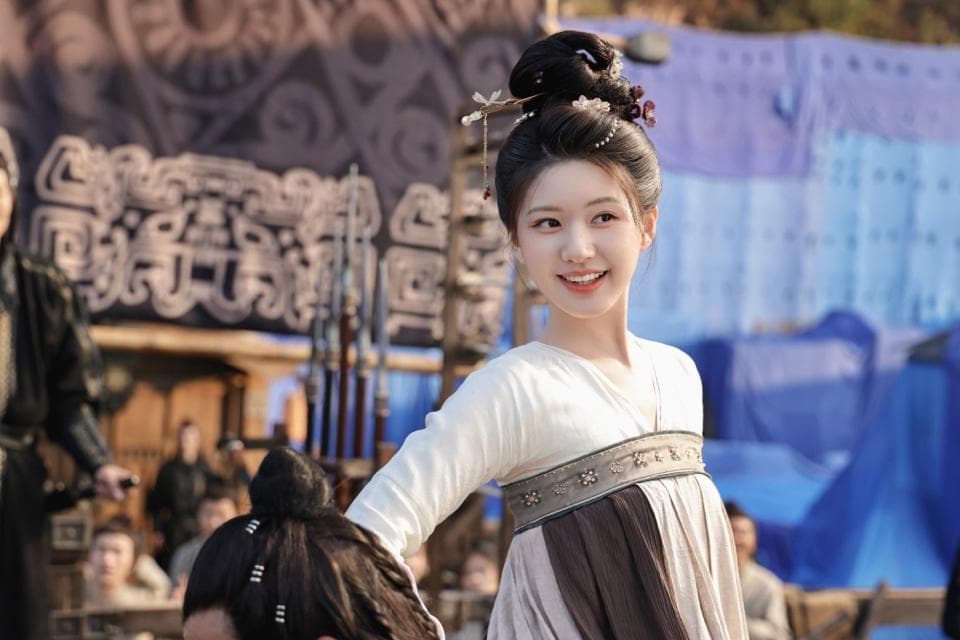赵露思新剧《与凤行》造型揭秘：从清纯少女到成熟御姐的蜕变之路