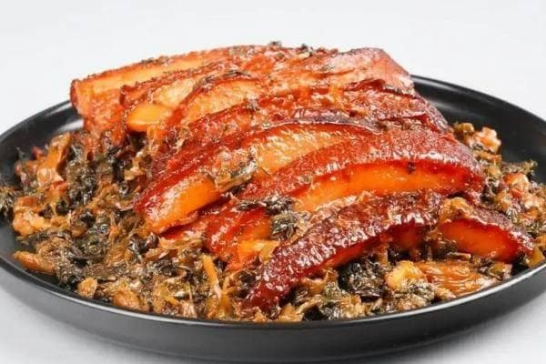 梅菜扣肉，无论是家庭聚餐还是宴请宾客，都能成为餐桌上的亮点