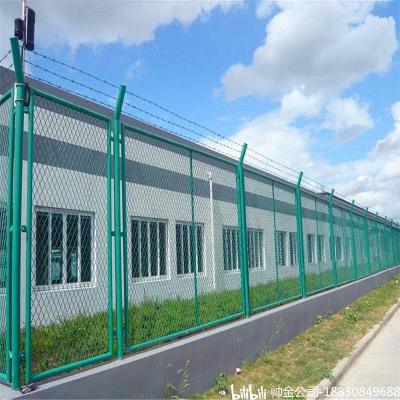 走进施工现场：公路护栏网与钢板网护栏的构造与安装