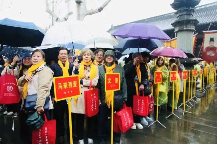 近千人从世界各地赶过来到西湖边，就为了纪念一位临安人！