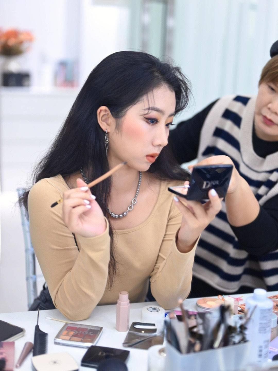 女性化妆：一种自我表达与尊重自我的方式