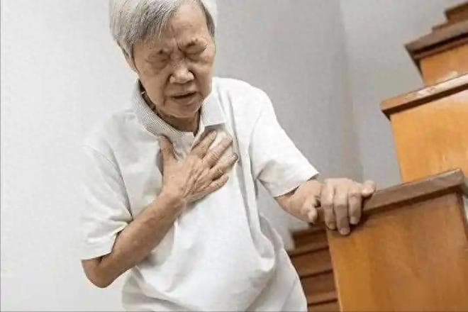 冠心病患者饮酒需谨慎：医生详解四个潜在风险及健康生活方式建议