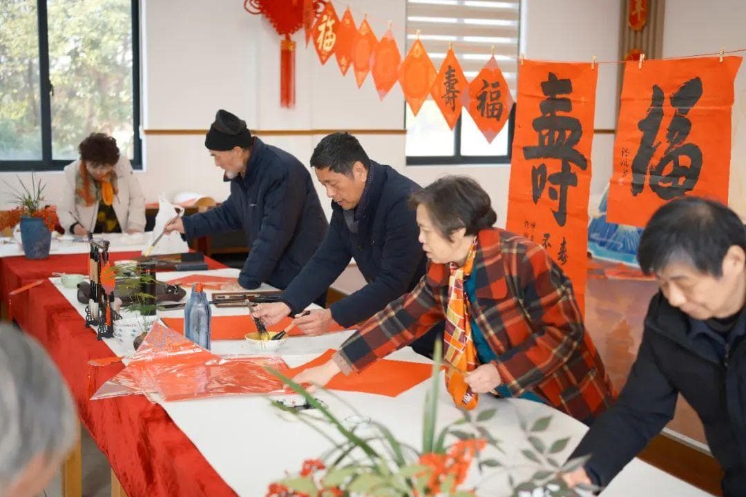 书画家走进敬老院：一场温暖的送福活动