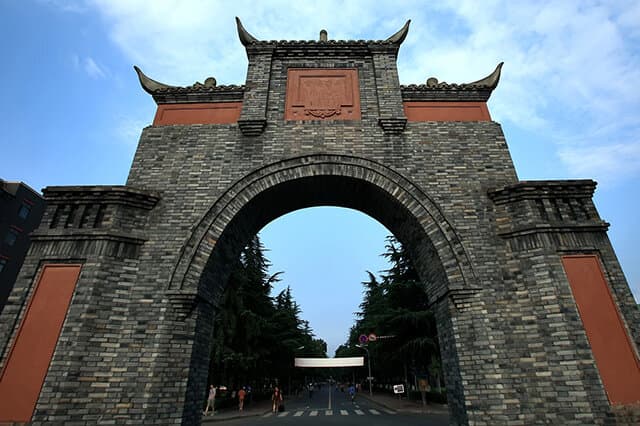 四川大学华西医院：百年传承的医疗殿堂