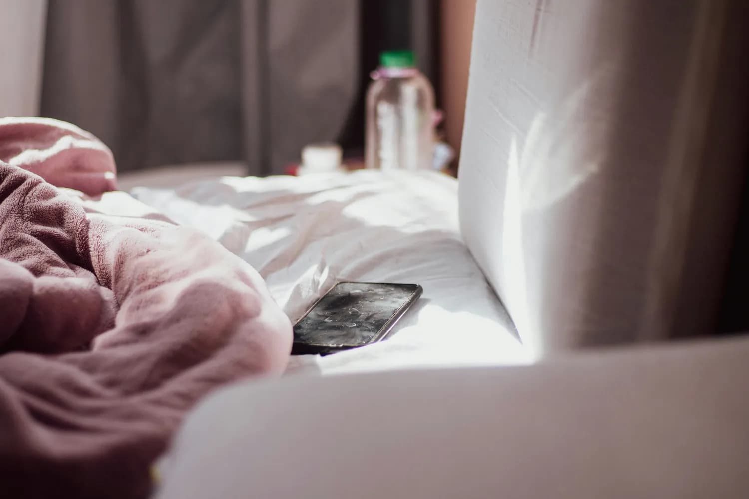 手机成瘾与睡眠危机：互联网时代的睡眠保卫战
