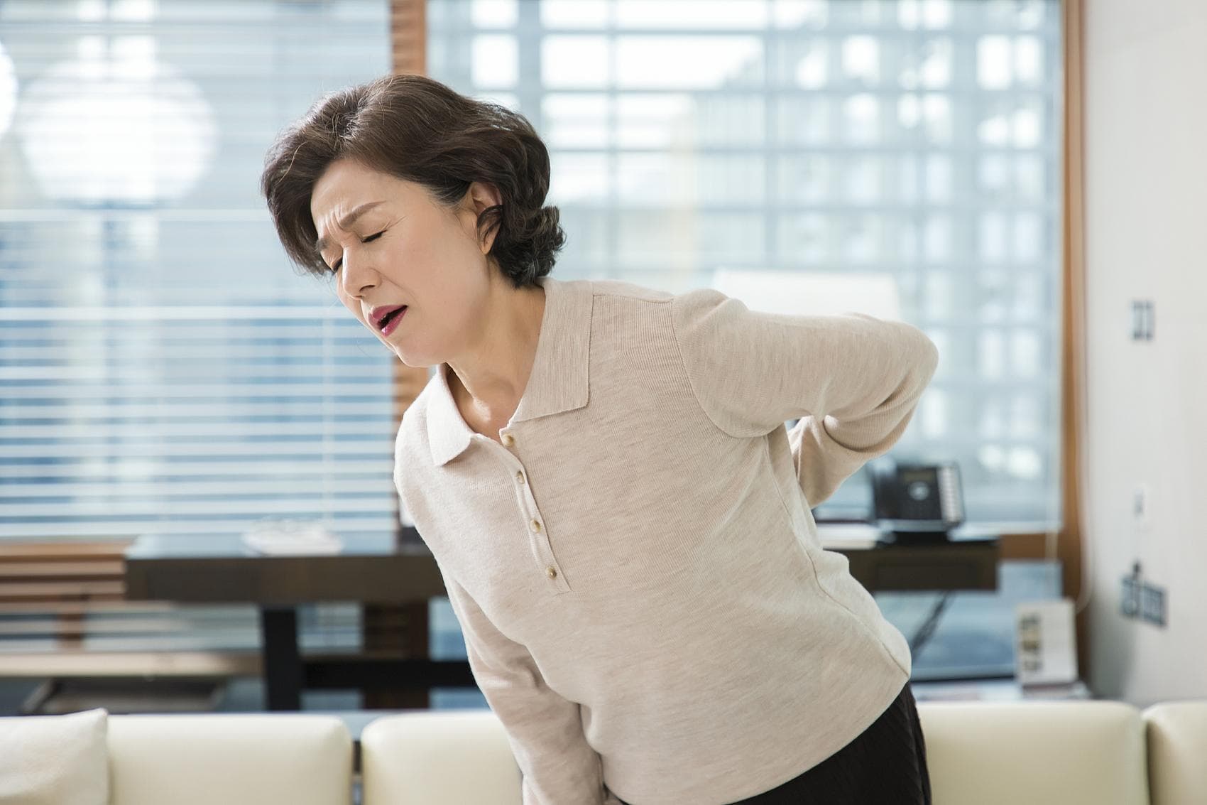 驼背、腰痛！中老年女性留意骨质疏松 |关注世界骨质疏松日