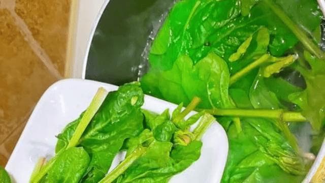 手把手教你做菠菜鸡蛋汤