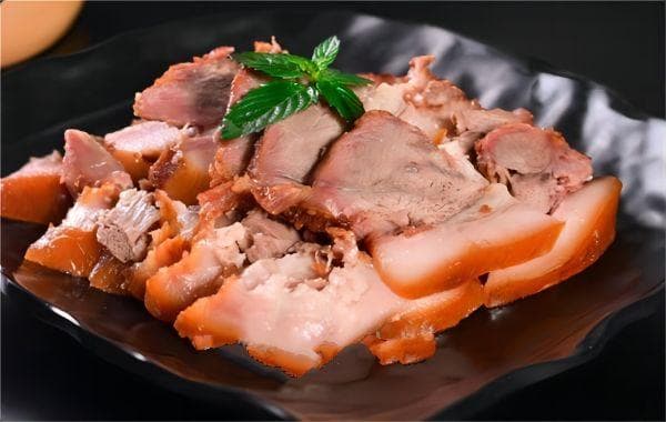 诸城卤肉制作全攻略：精选猪肉配秘制卤料，酥烂入味