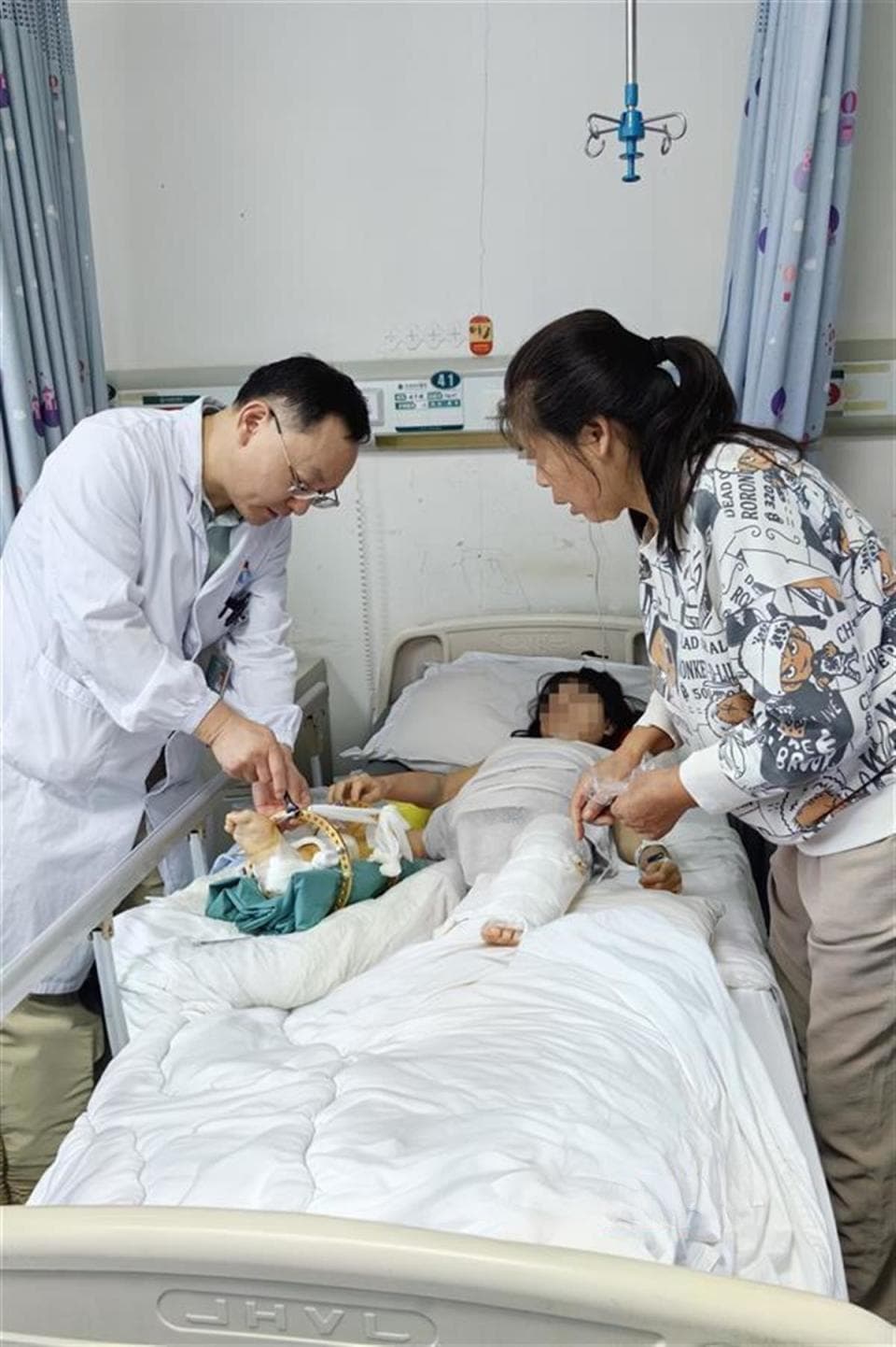 发病率低于万分之一，一碰就骨折！协和专家助15岁“瓷娃娃”重拾行走希望