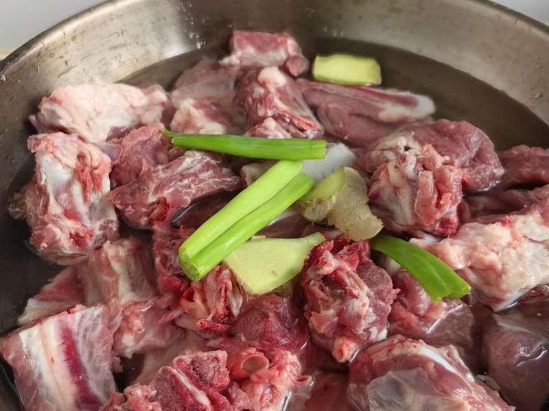 家常炖排骨：妈妈的味道