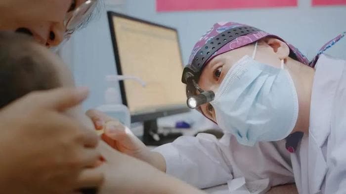孩子鼻塞流鼻涕太难受，医生推荐：这些方法很管用