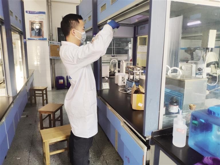 实验室里留身影 实习岗位学技能 背包远行拓视野  在兰大学生这个寒假过得很精彩