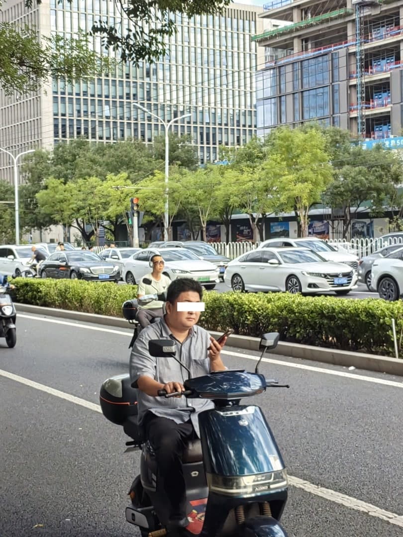 交警提醒：骑车时玩手机是违法行为！8月查处非机动车违法31万余起